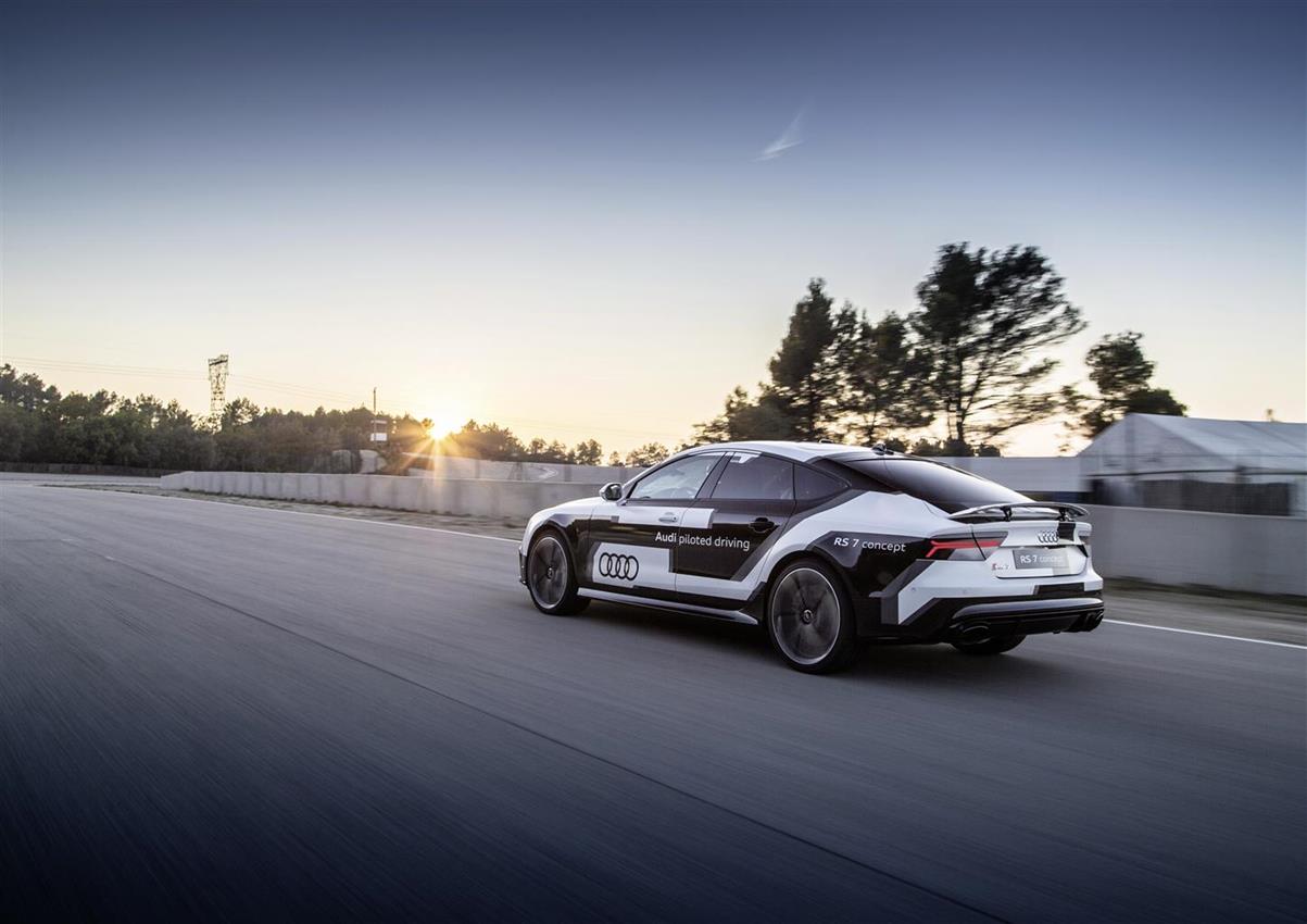 La Audi RS 7 piloted driving affronta la pista in Spagna - image 014404-000130926 on https://motori.net
