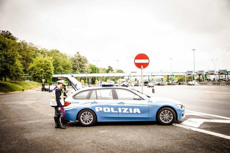 Le pellicole magiche del car wrapping - image Polizia-Stradale on https://motori.net