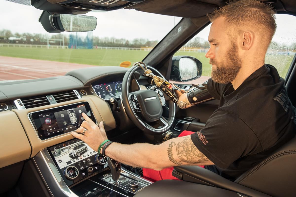 Jaguar Land Rover facilita l’accesso a bordo - image Image-2_Mark-Ormrod_interno-RR-Sport_Automatic-door on https://motori.net
