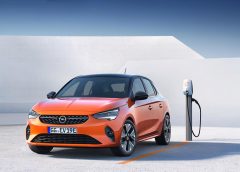 ZF presenta il primo airbag laterale esterno pre-crash - image Opel-Corsa-e-Charging-240x172 on https://motori.net