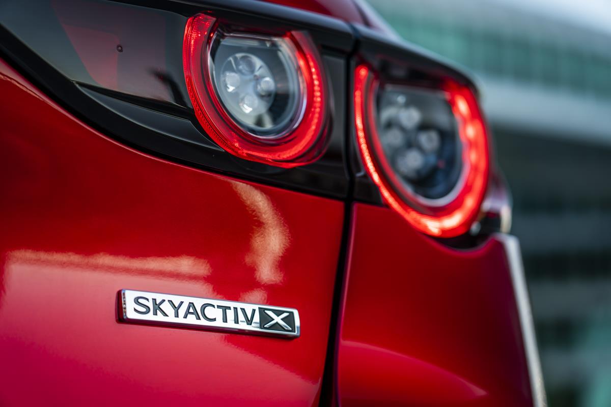 Fino al 38% di incidenti in meno grazie al sistema di assistenza alla frenata - image Mazda3-Skyactiv-X_Detail_HB_soul_red_crystal-1 on https://motori.net