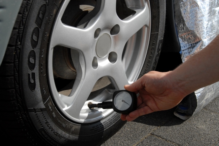 Premio Euro NCAP Advance a VW - image Tire-Pressure on https://motori.net
