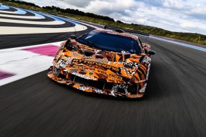 “Attenzione macchina veloce”: la hypercar Lamborghini SCV12