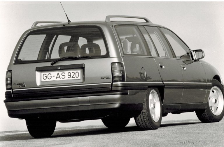 Guidare una Top Wagon - image 1990-Omega-A-3.0-24V-Top-Wagon on https://motori.net