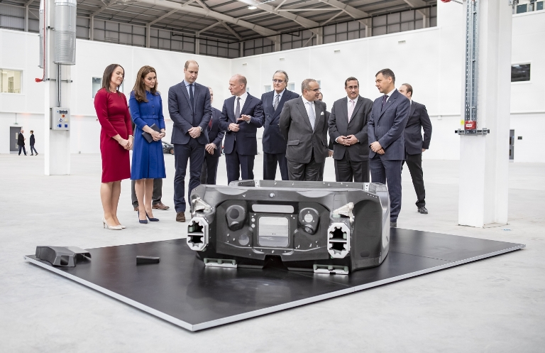 Porsche Panamera si rinnova - image McLaren-Composites-Technology-Centre-Inauguration02 on https://motori.net