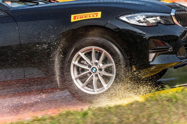 Peugeot Traveller anche 100% elettrico - image Pirelli on https://motori.net