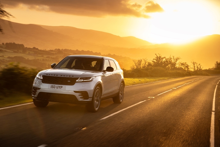 Jaguar Land Rover verso il futuro - image Velar-on-road on https://motori.net