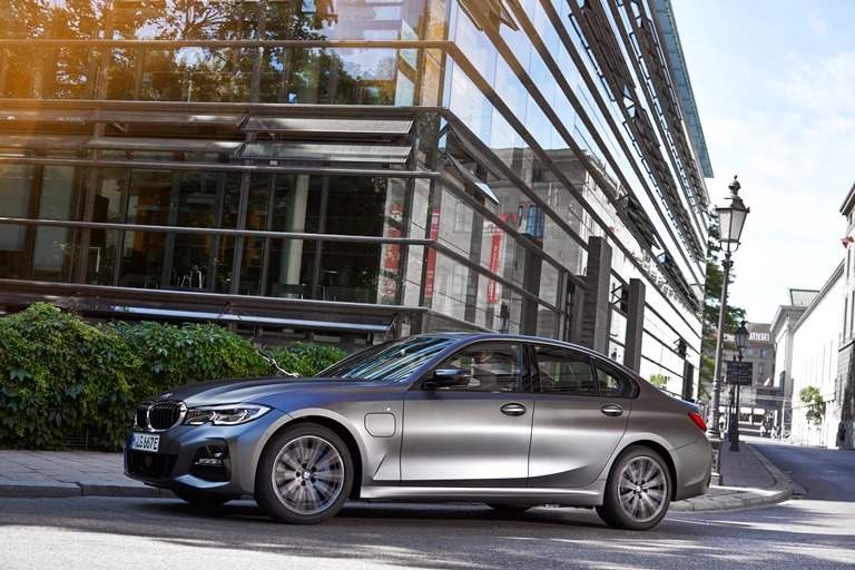BMW punta sull’ibrido plug-in con le Serie 3 e Serie 5 - image bmw-320e-sedan on https://motori.net