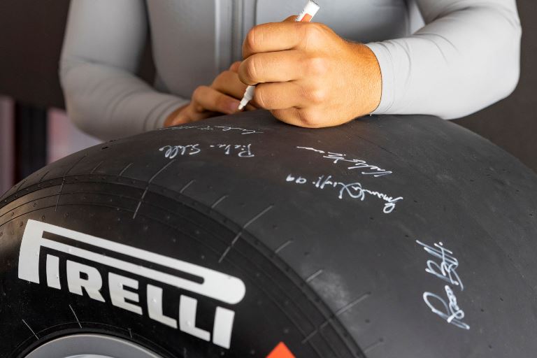 All’asta pneumatico Pirelli F1 firmato dal team Luna Rossa - image AC210304cb_20207-002 on https://motori.net