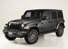 Hella lancia il battery management system a bassa tensione - image Jeep-Wrangler-4xe-First-Edition-240x172 on https://motori.net