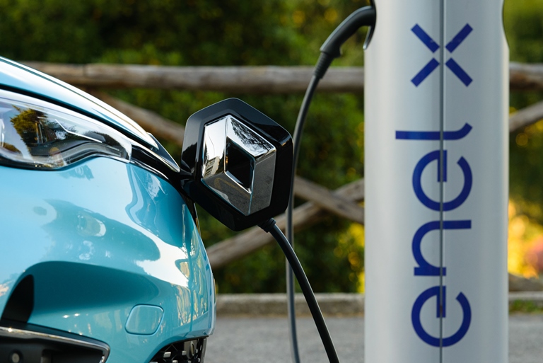 Renault e Enel-X per la ricarica integrata - image Zoe-E-TECH-Electric-2.jpg on https://motori.net