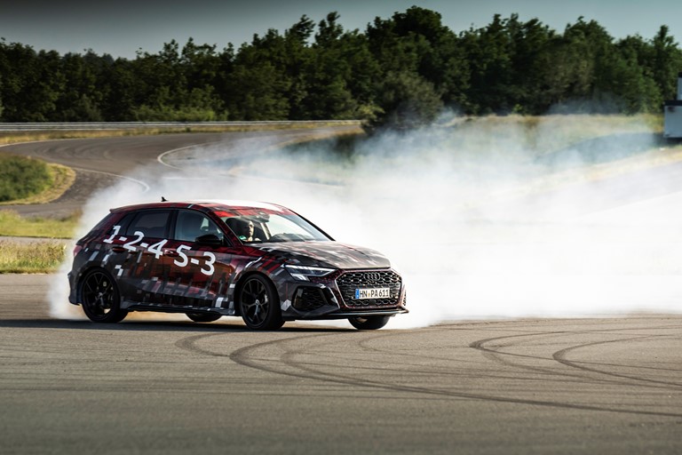 Audi accelera la transizione verso la mobilità elettrica - image Audi-RS-3-Sportback-camouflage on https://motori.net