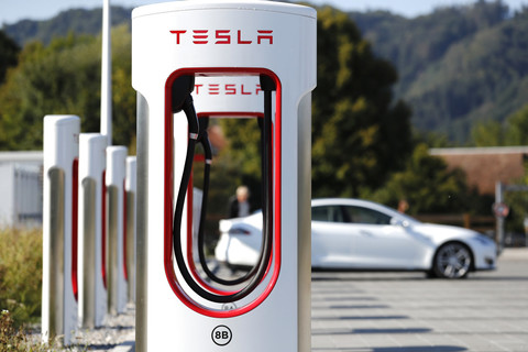 Stazioni di ricarica Tesla aperte a tutti: strategia o scelta forzata? - image Supercharger_Tesla on https://motori.net