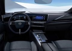 XCeed si veste di nero - image Opel-Astra-Sports-Tourer-1-240x172 on https://motori.net