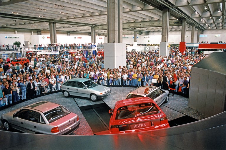 Le fondamenta del segmento moderno delle compatte - image 1991-IAA-Opel-Astra-F on https://motori.net