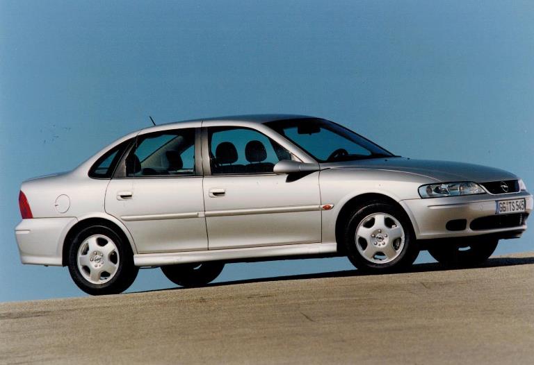 Peugeot 9X8 debutto a Monza - image 1999-Vectra-B-4-porte on https://motori.net