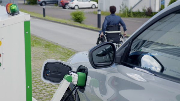 Inizia lo sviluppo su strada della nuova Peugeot 208R2 - image Charging-robot_hero on https://motori.net