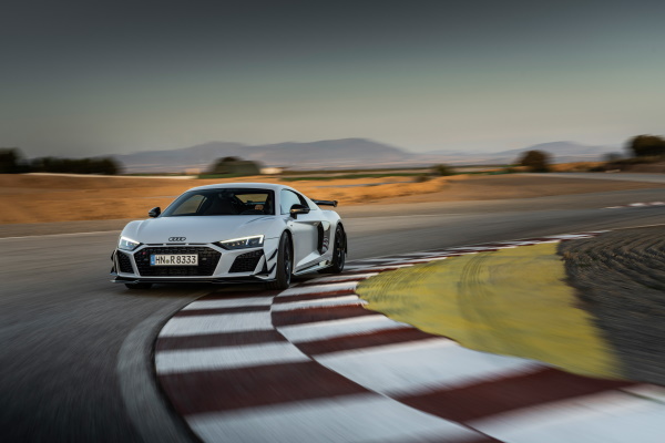 Porsche investe oltre 6 miliardi nella mobilità elettrica - image Audi-R8-Coupe-V10-GT-RWD on https://motori.net