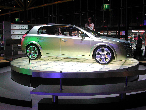 In viaggio verso l'anteprima mondiale di VW ID.7 - image 2000-Opel-Signum2-concept on https://motori.net