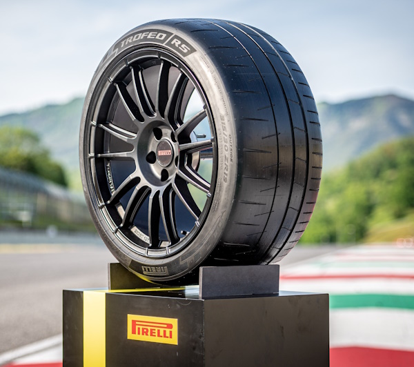 Il più sportivo della gamma stradale - image Pirelli_P_Zero_Trofeo_RS on https://motori.net