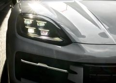 La Cayenne più potente di sempre - image Porsche-Cayenne_SSLHD_vehicle_C-Porsche-AG-240x172 on https://motori.net