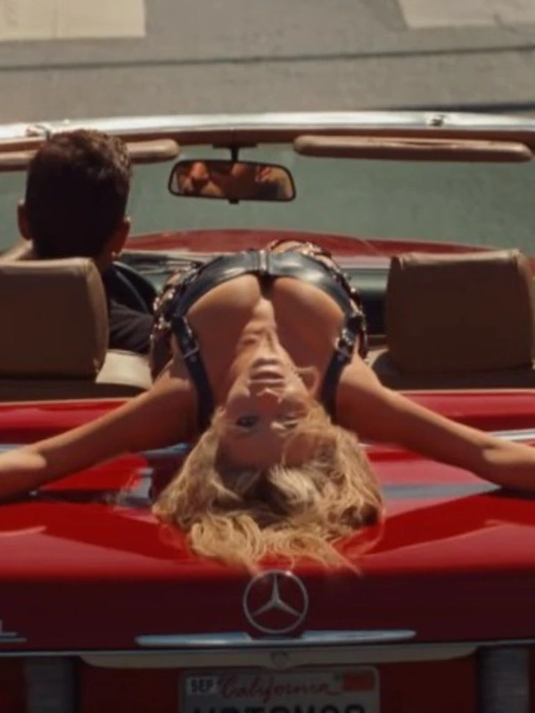 C’è una Mercedes 500 SL nel video dell’ultimo successo Rolling Stones - image  on https://motori.net