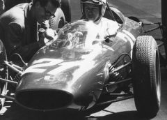 Suzuki Swift cambia così - image John-Surtees-con-la-Ferrrari-156-240x172 on https://motori.net