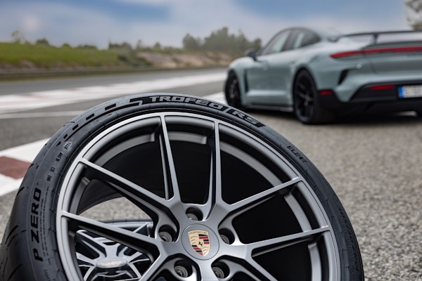 L’occhio della PolStrada sullo stato delle gomme - image Pirelli_P-Zero-Trofeo-RS_Porsche-Taycan on https://motori.net