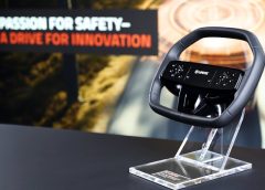 60 anni di Opel Design Studio - image ZF-LIFETEC_Steering-Wheel-Driver-Airbag-240x172 on https://motori.net