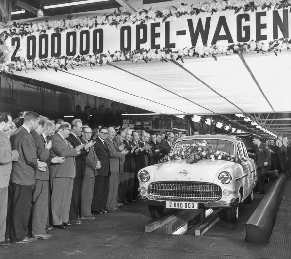 Astra ed altre Opel come fonte di alimentazione mobile - image 1956-2-milioni-Opel-Kapitan on https://motori.net