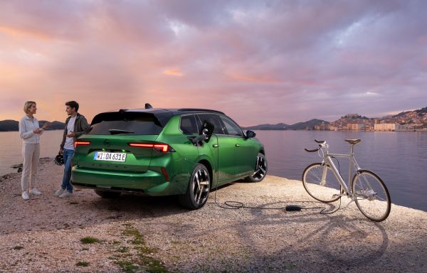 Astra ed altre Opel come fonte di alimentazione mobile - image Opel-V2L on https://motori.net