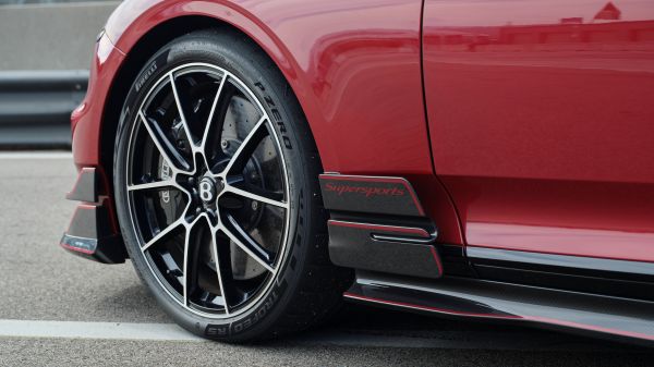 Un’accelerazione laterale di 1,3 G ! - image Dragon-Red-Supersports-16 on https://motori.net